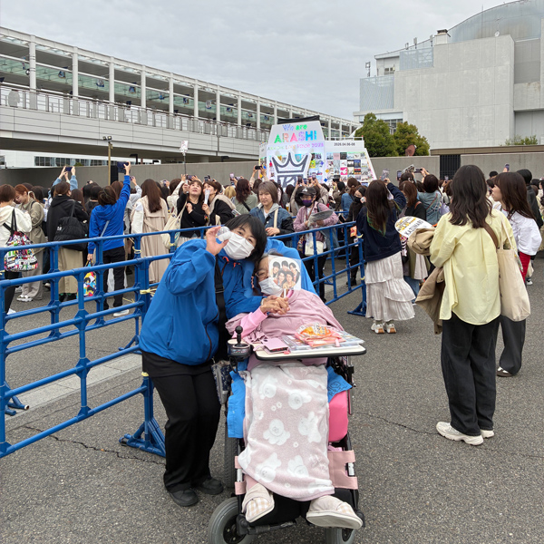 介護タクシーでアーティストのイベント会場へ付添